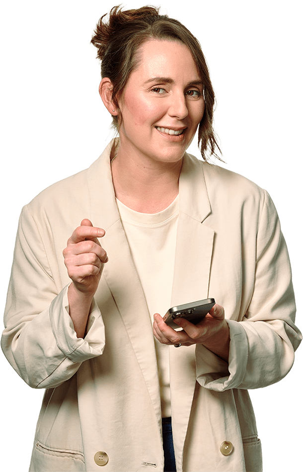 Eine Frau mit einem Handy in der Hand
